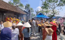 Crowds flock to Huong Tich Pagoda under the hot sun. Photo: Tran Tuan