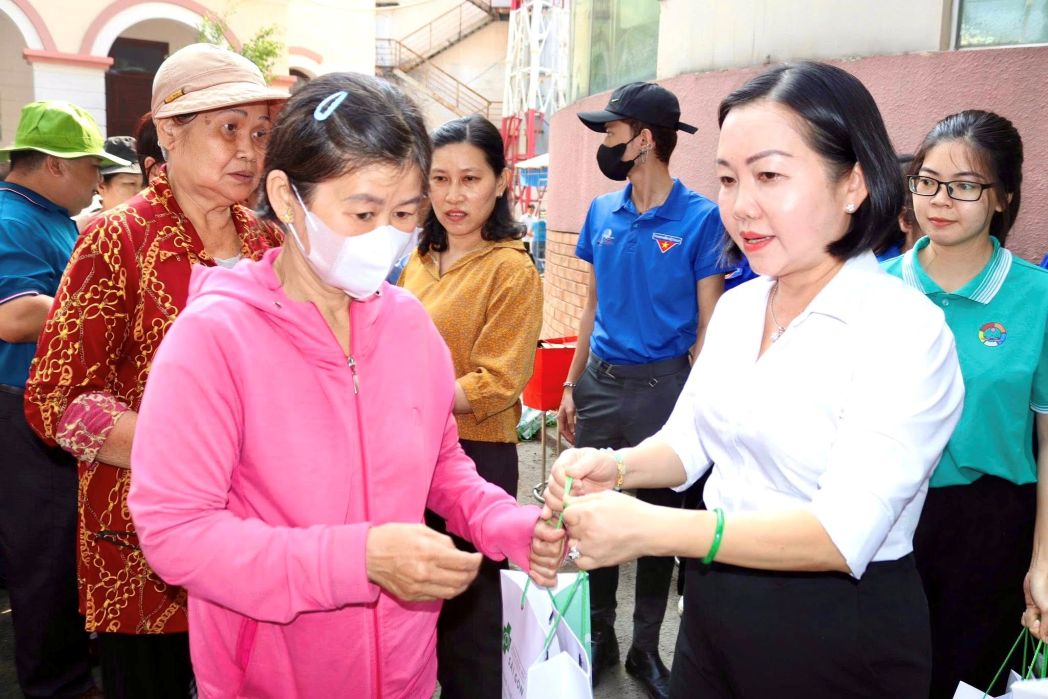 Ms. Nguyen Thu Cuc - Secretary of the Party Committee, Chairwoman of the People's Council of Thu Dau Mot ward presents gifts to people in difficult circumstances. Photo: Dinh Trong