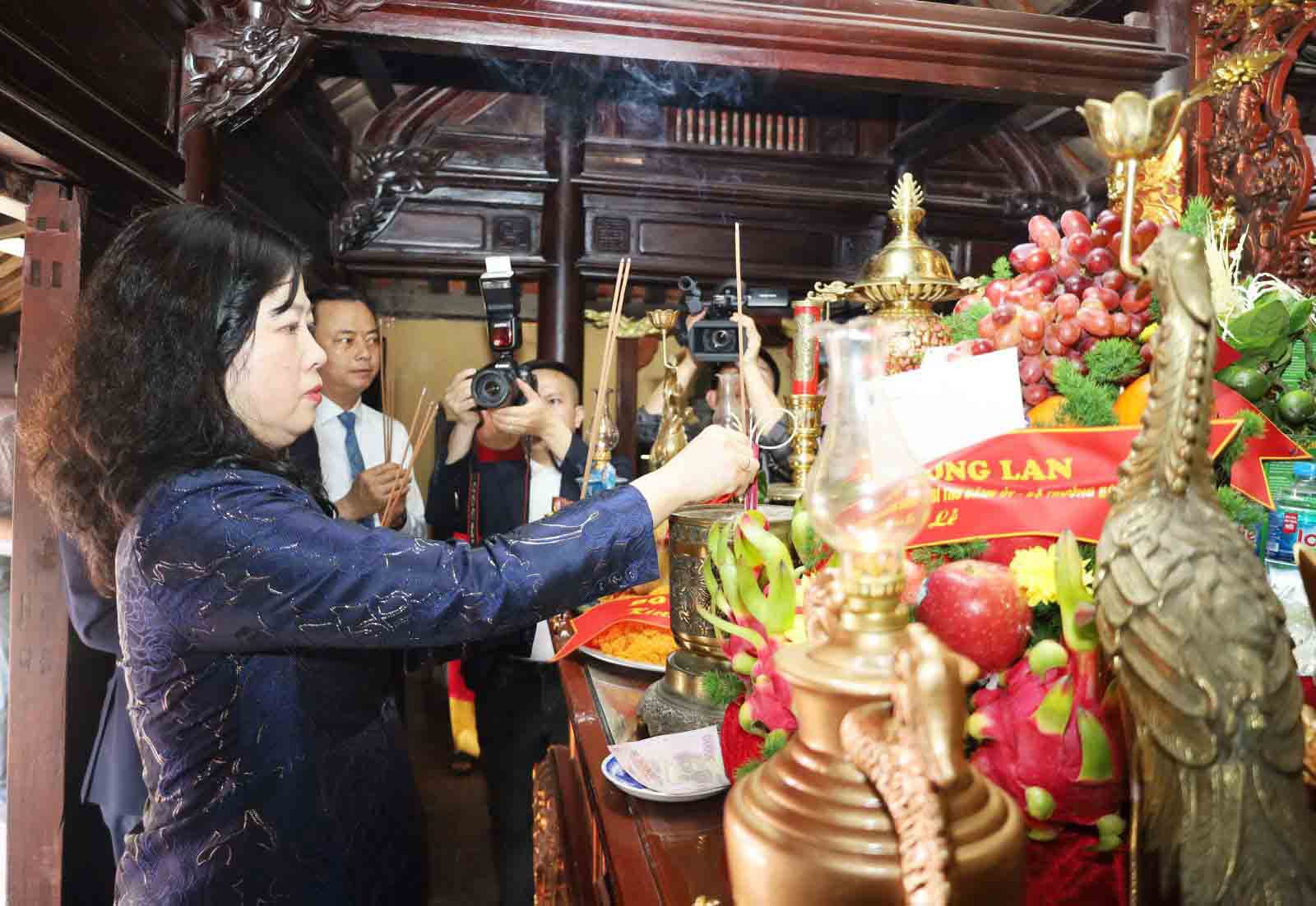 Comrade Dao Hong Lan - Member of the Party Central Committee, Minister of Health offers incense to commemorate Danh y Hai Thuong Lan Ong Le Huu Trac. Photo: Nhat Thang