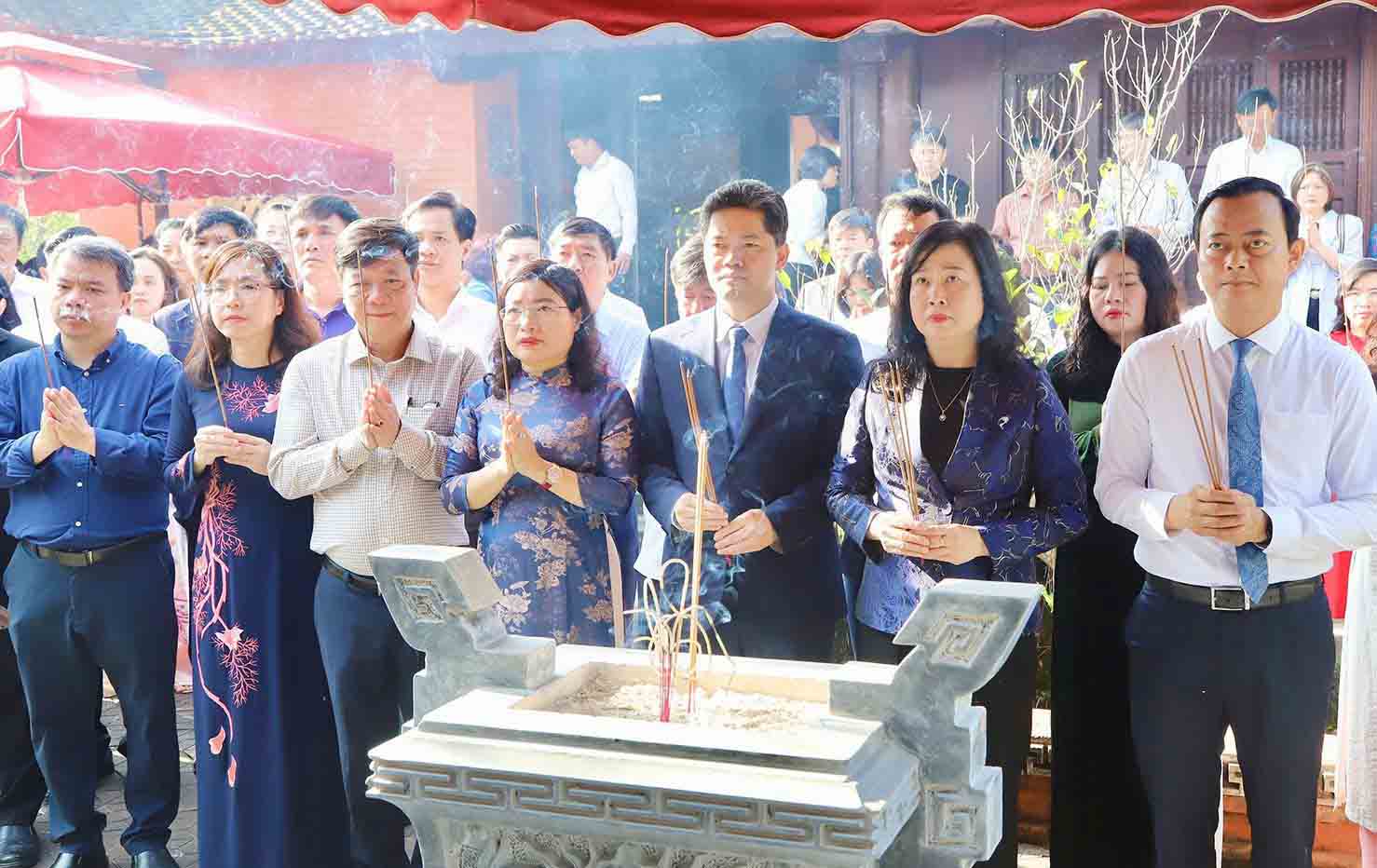 Cùng dâng hương với đoàn công tác Bộ Y tế có đại diện lãnh đạo tỉnh Hà Tĩnh. Ảnh: Nhật Thắng