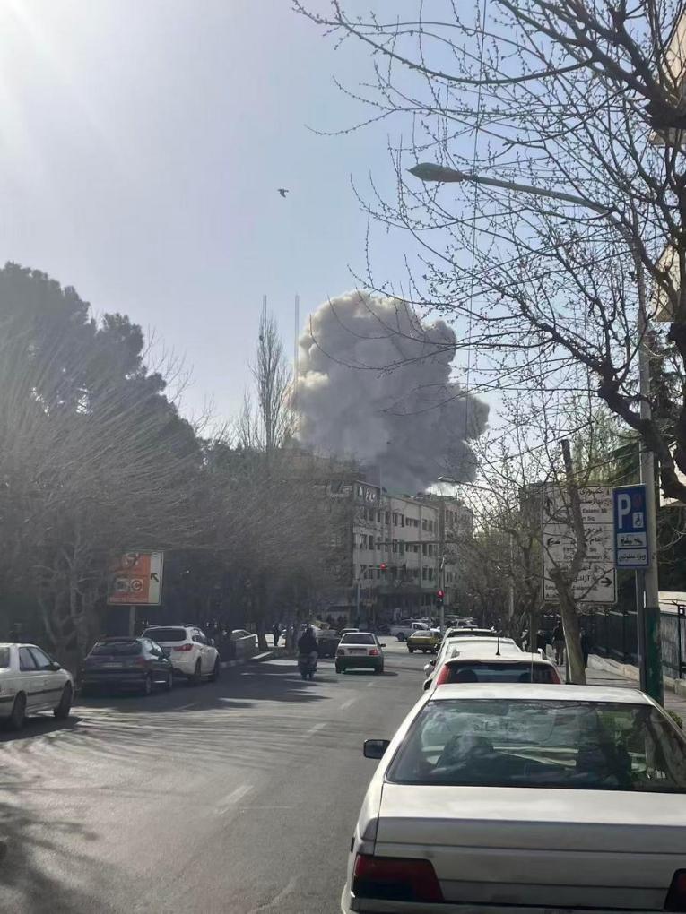 Bức ảnh chụp ngày 28.2.2026 cho thấy cảnh tượng gần Đại học Tehran sau các cuộc tấn công ở Tehran, Iran. Ảnh: Xinhua