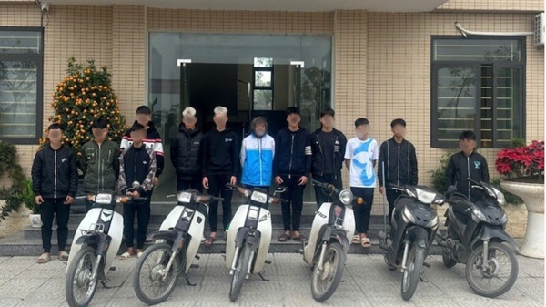 Hà Nội: Công an xã ngăn chặn hai nhóm thanh thiếu niên mang hung khí gây rối. Ảnh: CAHN