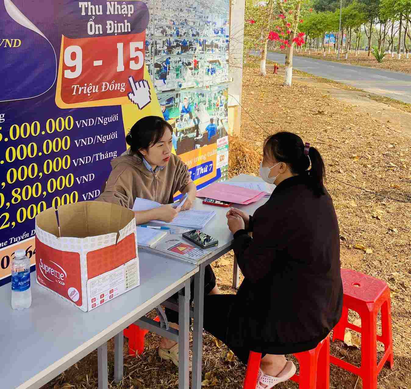 Doanh nghiệp bố trí bàn ghế đón công nhân lao động đến nộp hồ sơ. Ảnh: Đình Trọng