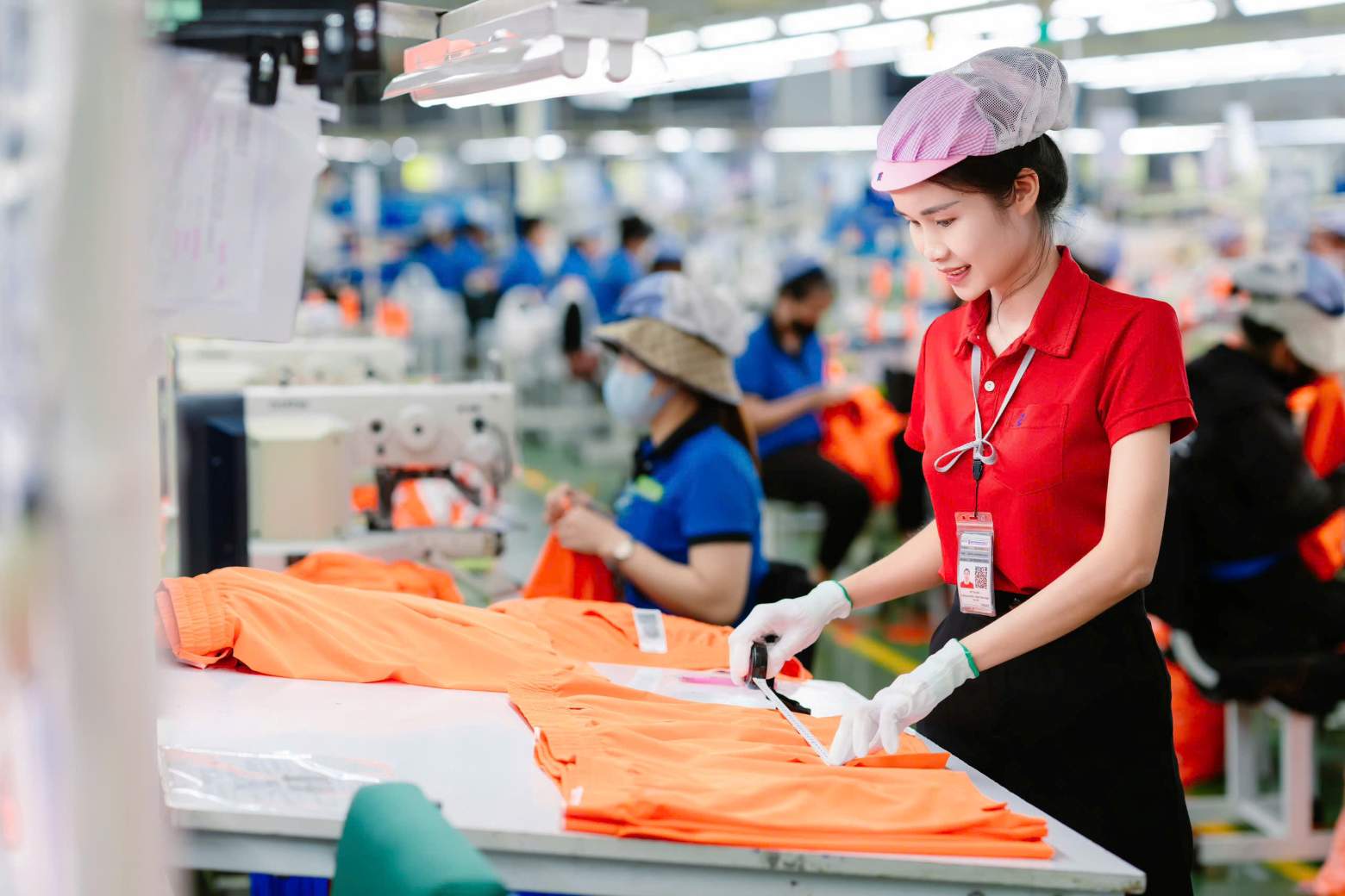 Businesses in Dong Nai are recruiting 2,000 tailors. Photo: Dinh Trong