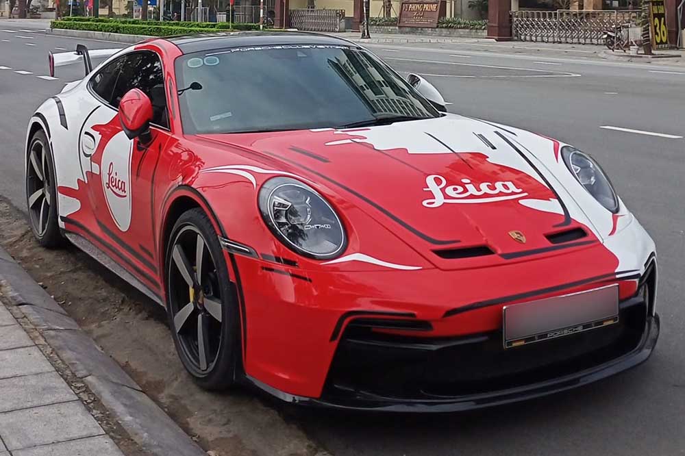 The Porsche 911 Carrera S 992. 1 in Hanoi is decorated with a red and white two-tone decal and upgraded GT3-style body kit, creating a prominent sporty appearance on the street. Photo: Nhat Nguyen
