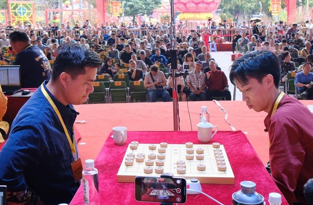 Chess player Lai Ly Huynh and Trinh Vu Dong competed in the final match on the 1st day. 3. Photo: Vietnam Chess Federation