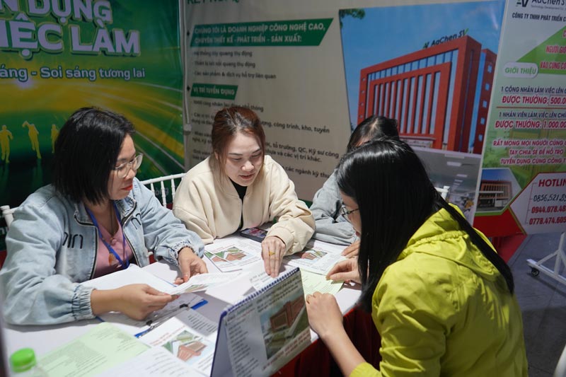 Businesses participating in recruitment at the 2025 Job Fair. Photo: Mai Dung