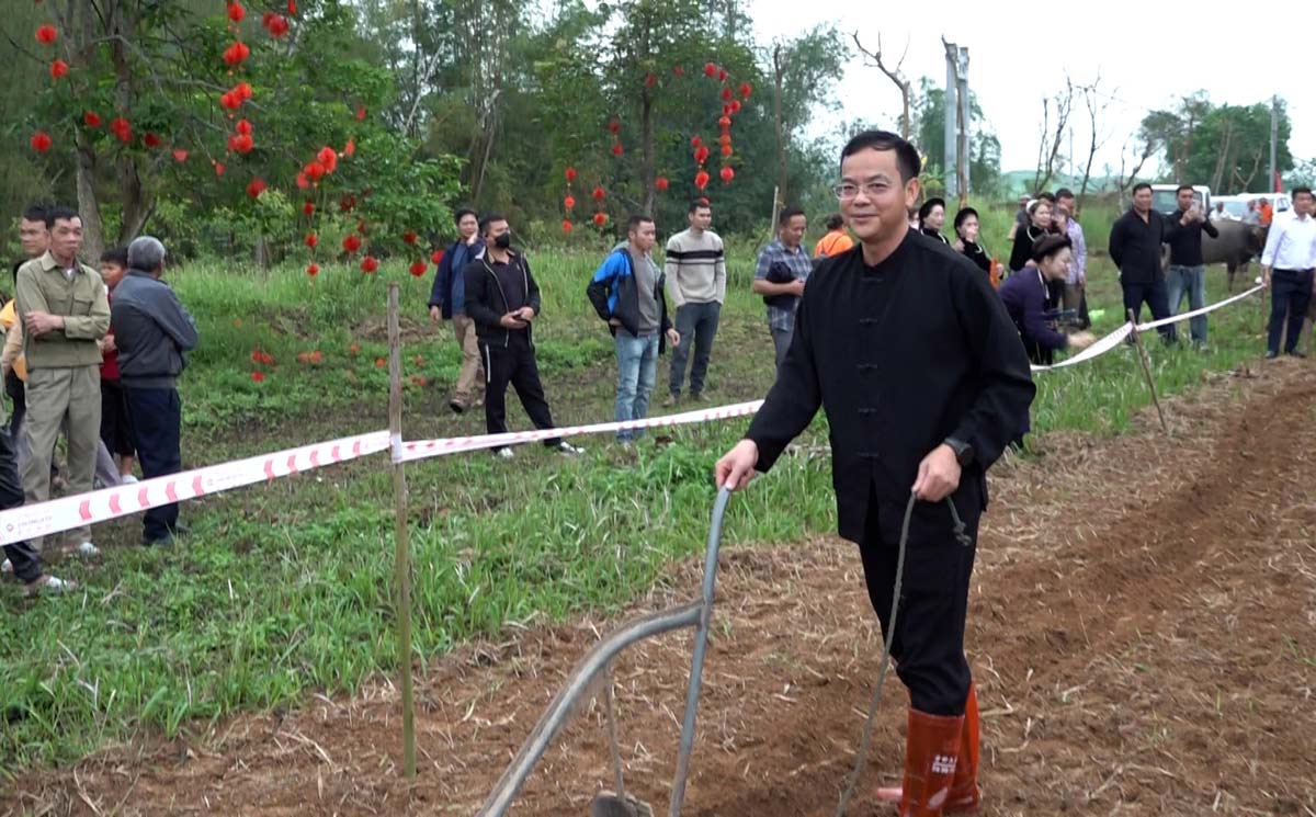 Leaders of Tien Yen commune, Quang Ninh province perform the tịch điền ritual in the Long Tong Festival. Photo: Doan Hung