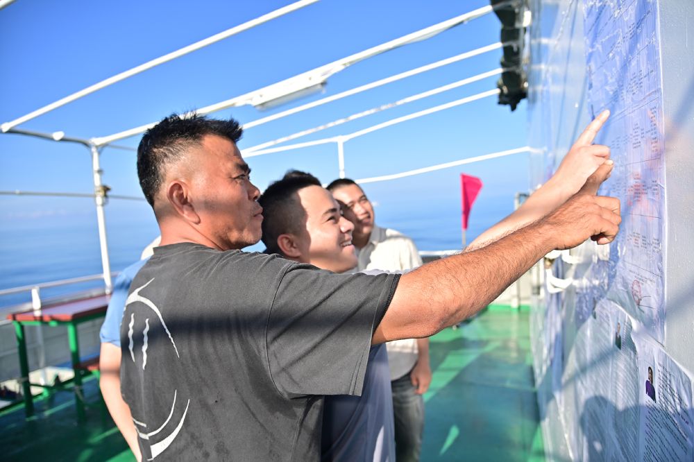 Cử tri tàu Hải An 68 tìm hiểu các ứng viên đại biểu Quốc hội khóa XVI và đại biểu HĐND Thành phố nhiệm kỳ 2026 - 2031. Ảnh: Văn Đường