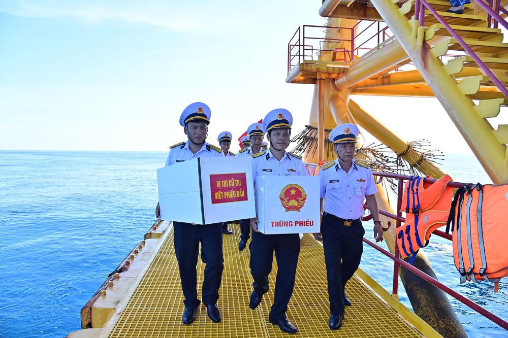 The election team brings ballot boxes and supplies to DK1/9 offshore platform. Photo: Van Duong