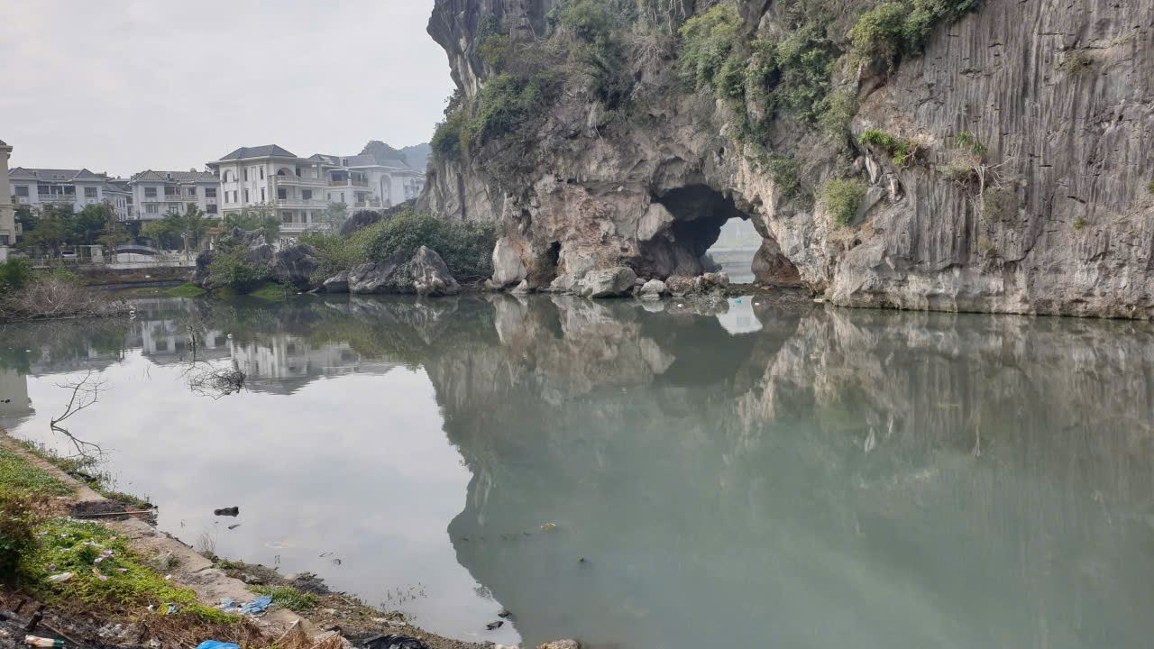 The regulating lake located right next to the urban area has also been polluted for a long time. Photo: Nguyen Hung