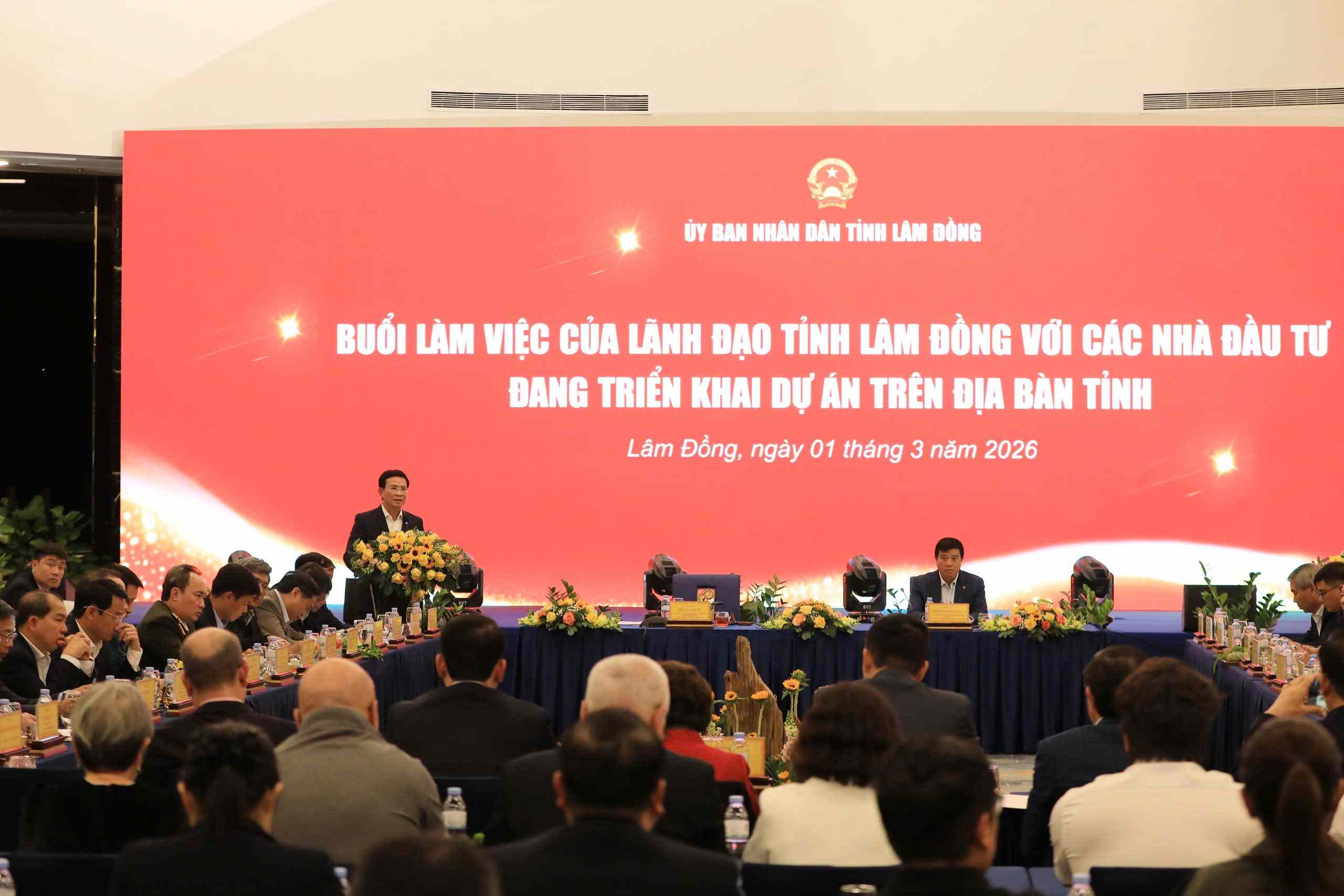 Lam Dong provincial leaders work with more than 350 businesses and investors. Photo: Phuc Khanh
