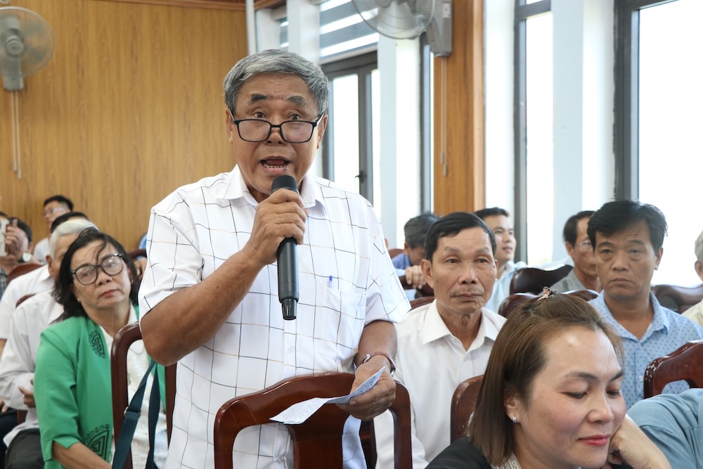 Quang cảnh buổi tiếp xúc cử tri tại xã Hưng Lộc. Ảnh: Quảng An