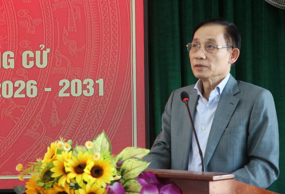 Politburo Member, Minister of Foreign Affairs Le Hoai Trung speaks at the voter meeting. Photo: Quang An