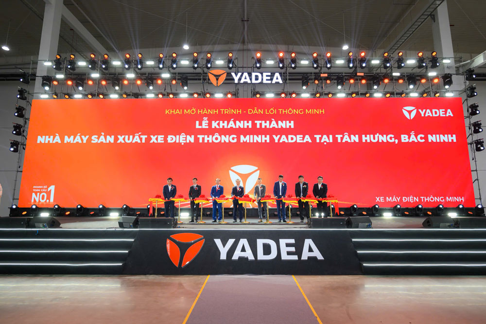 Delegates cut the ribbon to inaugurate the YADEA smart electric vehicle factory. Photo: Provided by DN