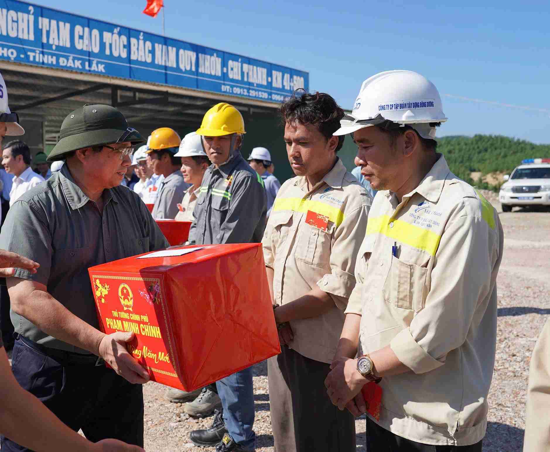 Thủ tướng Chính phủ tặng quà động viên tinh thần công nhân lao động làm nhiệm vụ trên tuyến cao tốc. Ảnh: Hương Quân