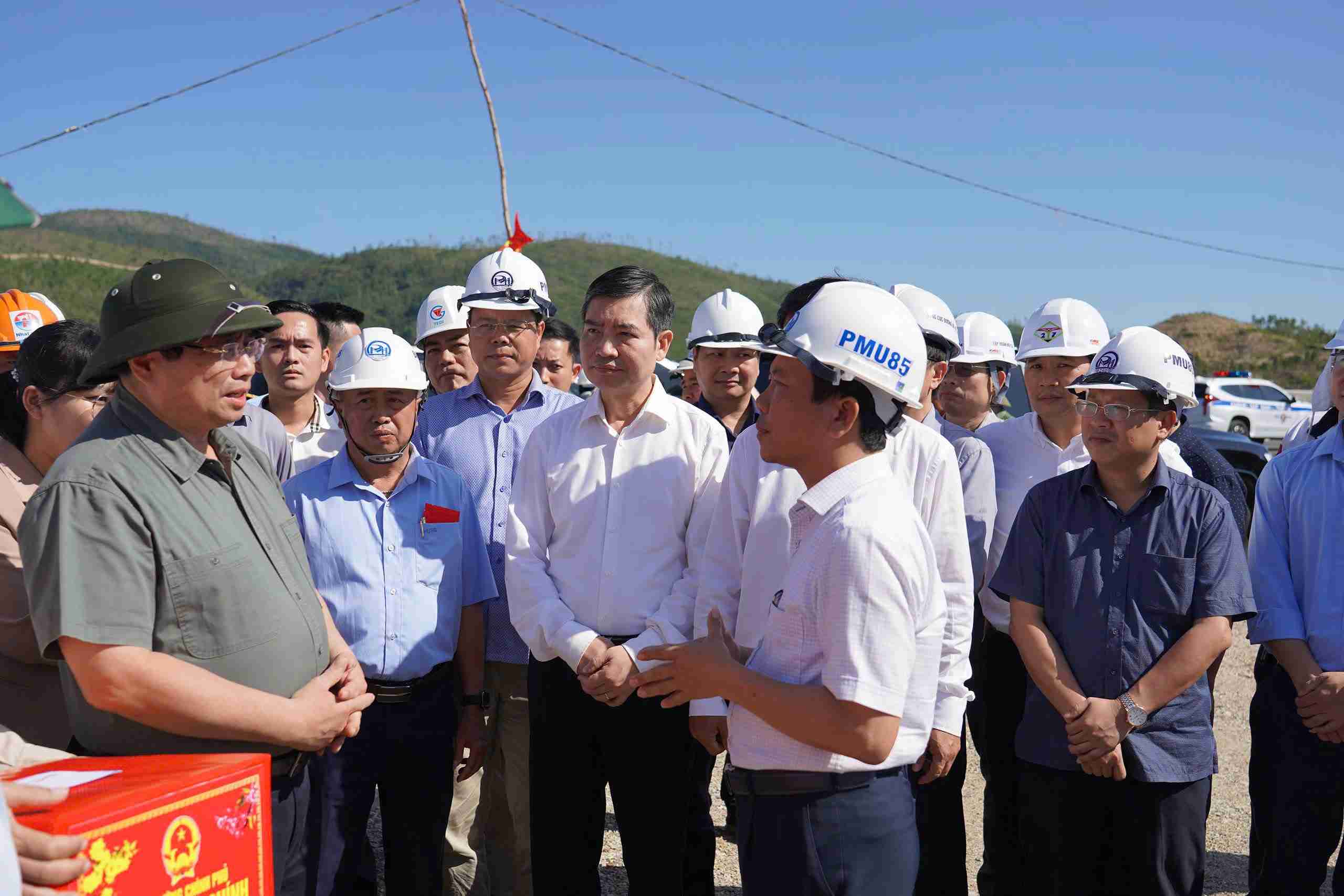 Prime Minister Pham Minh Chinh inspects the construction progress of the Quy Nhon - Chi Thanh expressway. Photo: Huong Quan