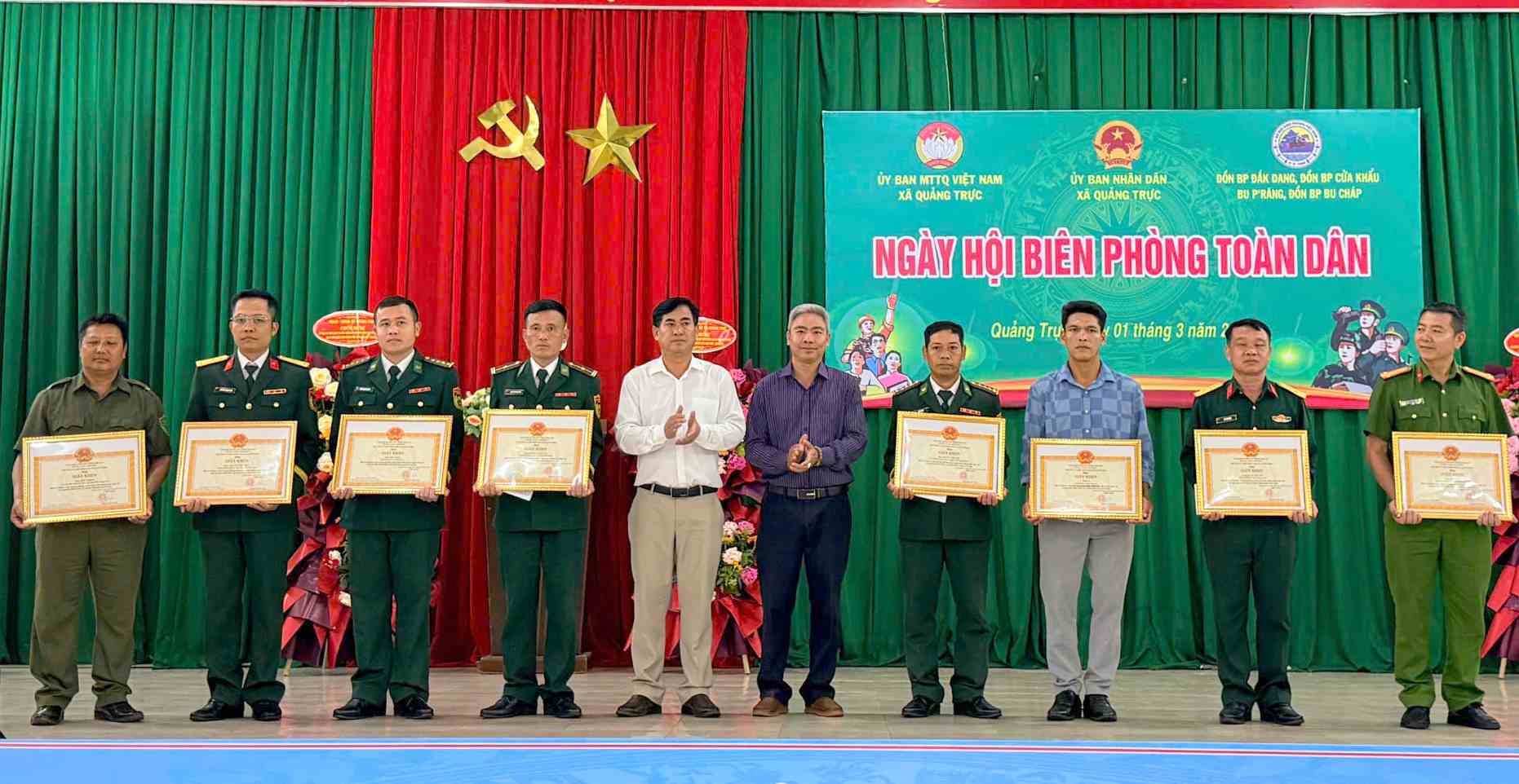 Đại diện UBND, Ủy ban Mặt trận Tổ quốc Việt Nam xã Quảng Trực trao tặng giấy khen cho các cá nhân có thành tích xuất sắc trong thực hiện “Ngày hội Biên phòng toàn dân”. Ảnh: Văn Hoàn