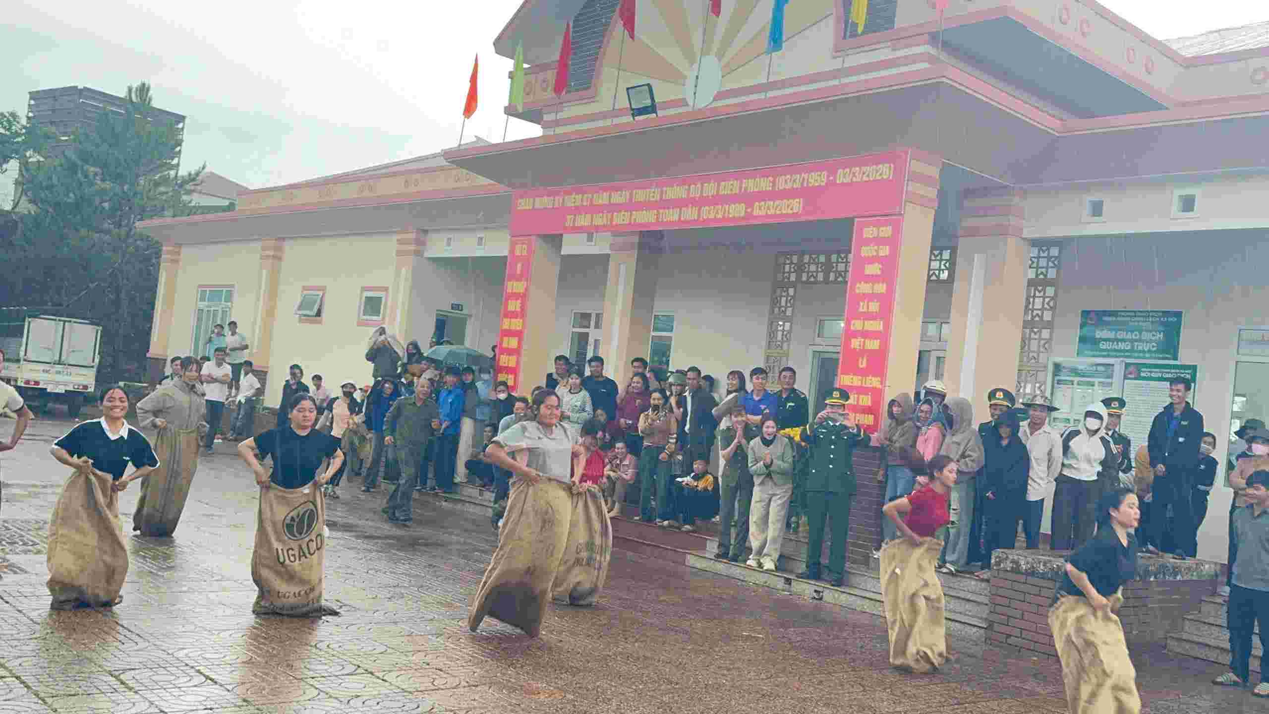 Exciting folk games during the National Border Guard Day. Photo: Van Hoan