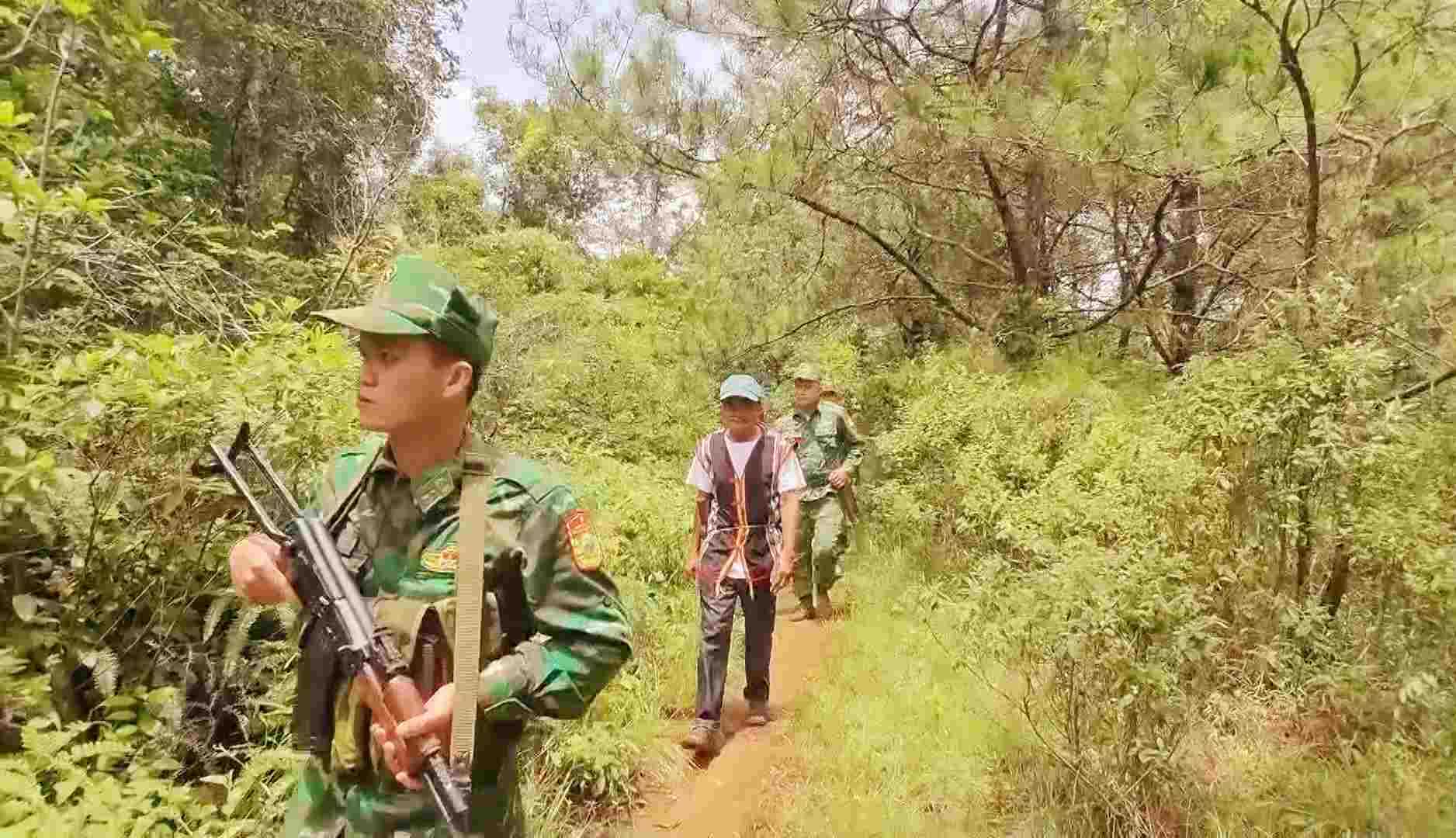 Người dân xã Quảng Trực tham gia tuần tra bảo vệ biên giới. Ảnh: Văn Hoàn