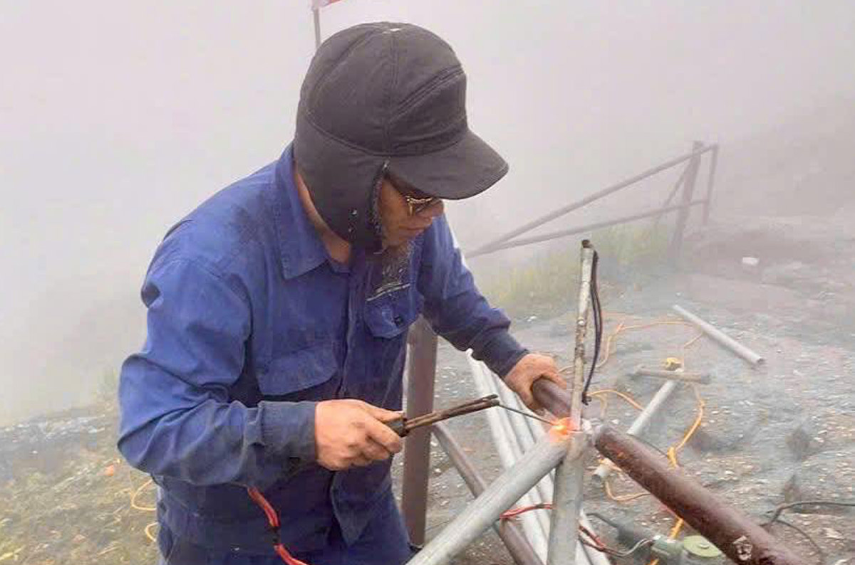 Reinforcing railings to ensure safety for tourists. Photo: Yen Tu Ward e-Portal