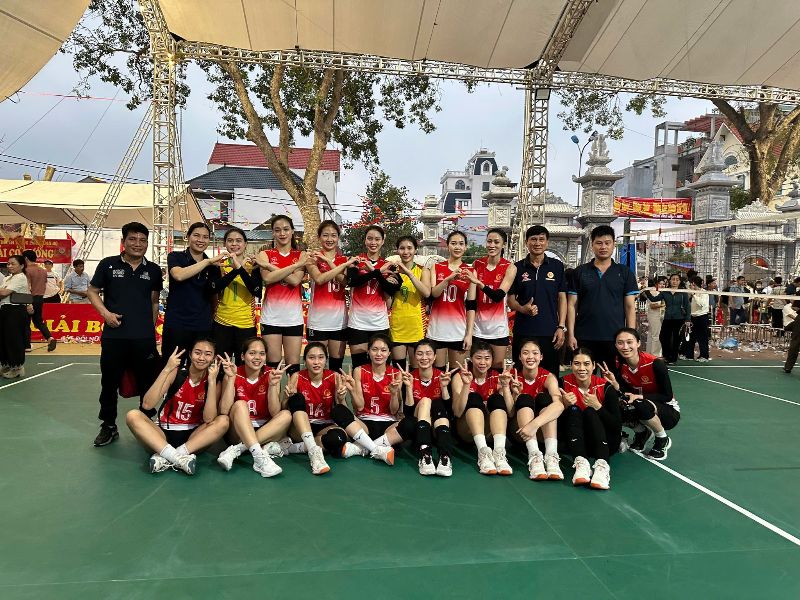 Đội bóng chuyền nữ Binh chủng Thông tin vô địch giải hội làng Quan Độ. Ảnh: BCTT