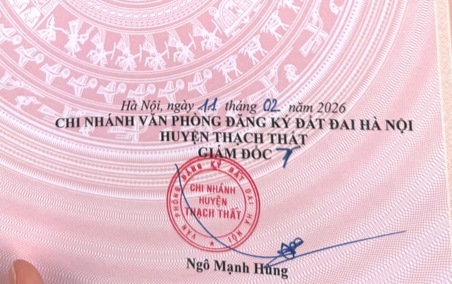 Sổ đỏ của người dân thể hiện do Chi nhánh Văn phòng đăng ký đất đai Hà Nội huyện Thạch Thất cấp và ký. Ảnh: Người dân cung cấp