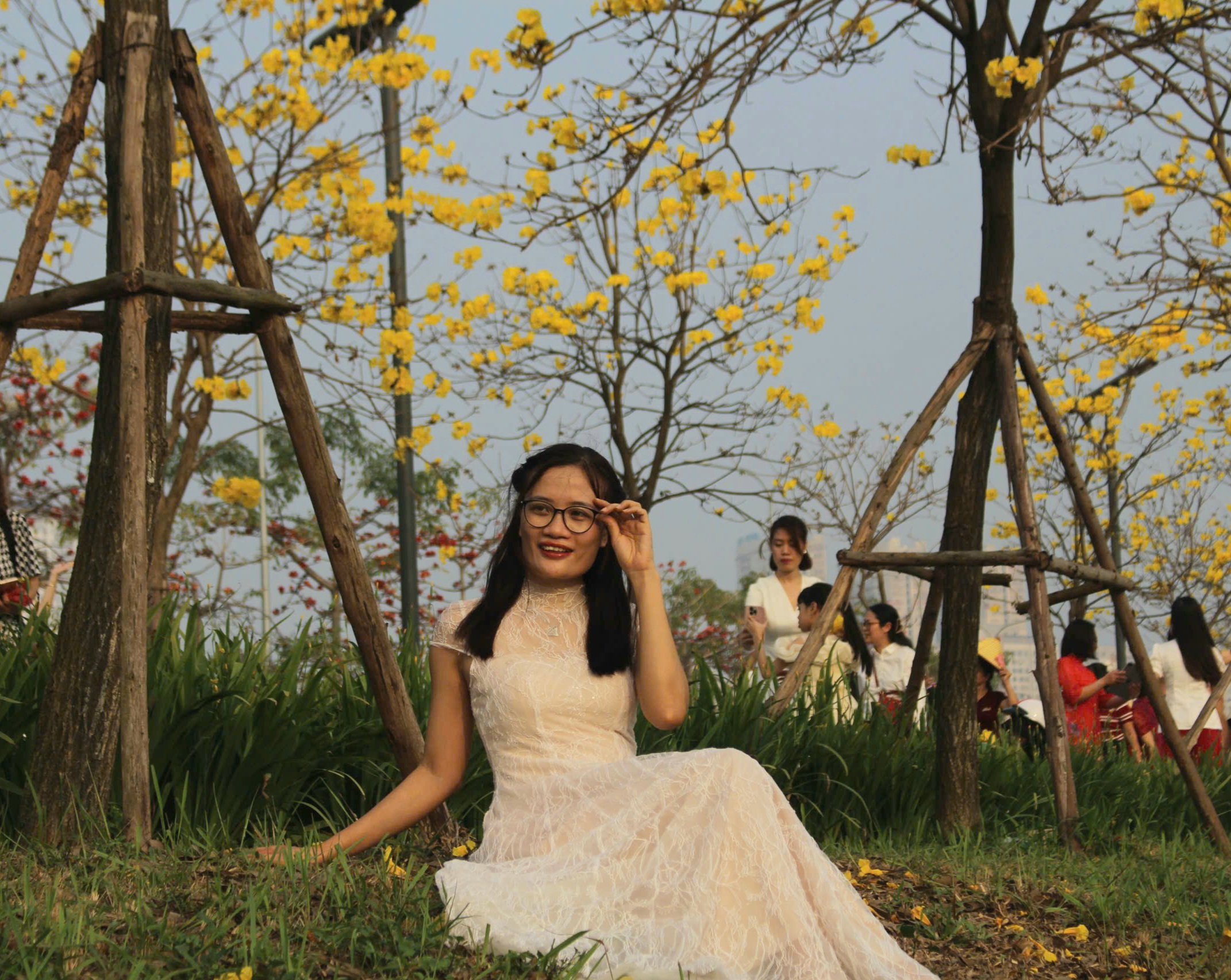 Nhiều góc chụp ảnh được người dân tận dụng để có những bức hình đẹp nhất trước lượng người đông đúc đổ về chụp hình với hoa phong linh. 