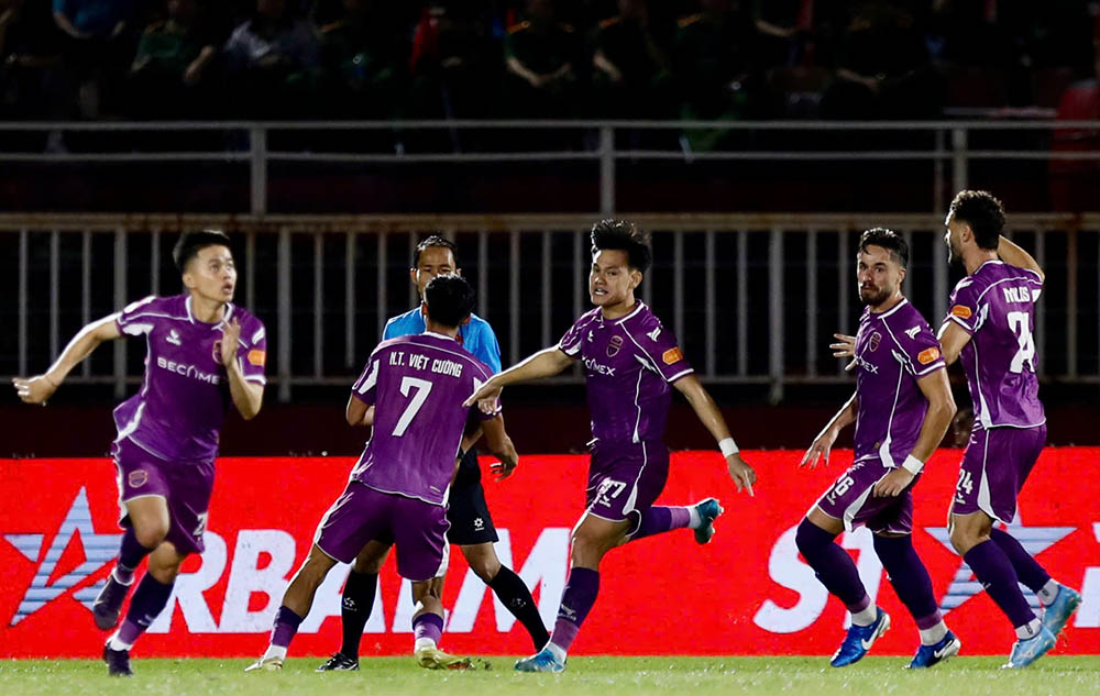 Tấn công nhiều mà không ghi bàn, Công an TPHCM đã trả giá ở phút 69 sau khi Việt Cường ghi bàn trên chấm phạt đền. 