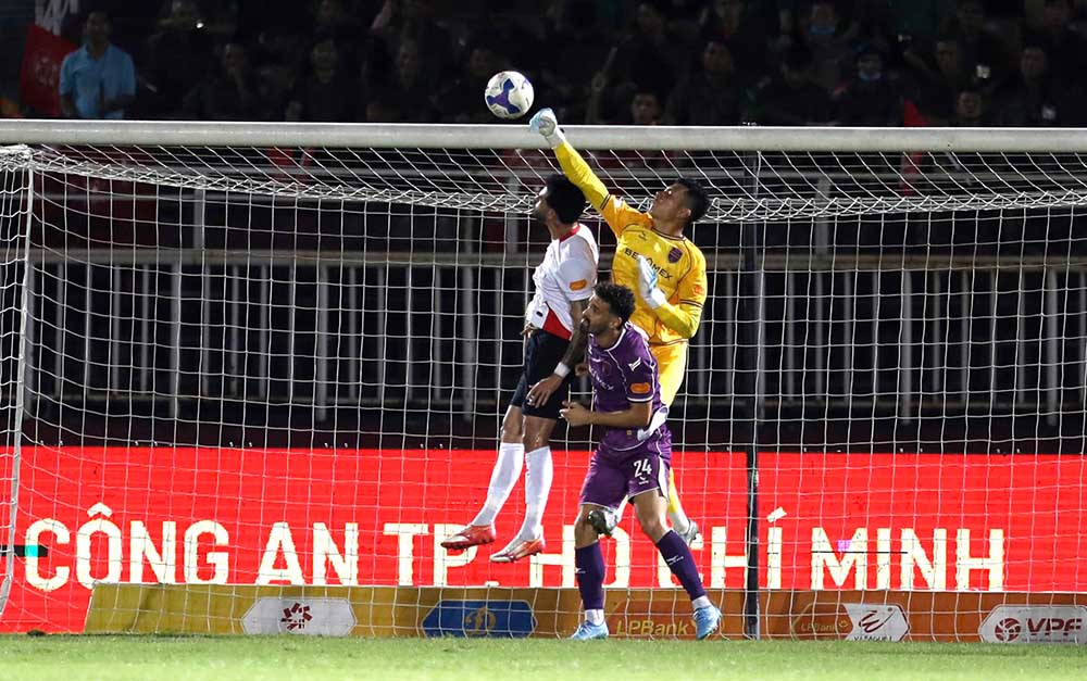 Thủ môn Minh Toàn là chốt chặn tin cậy của Becamex TPHCM với nhiều tình huống cứu thua xuất sắc.