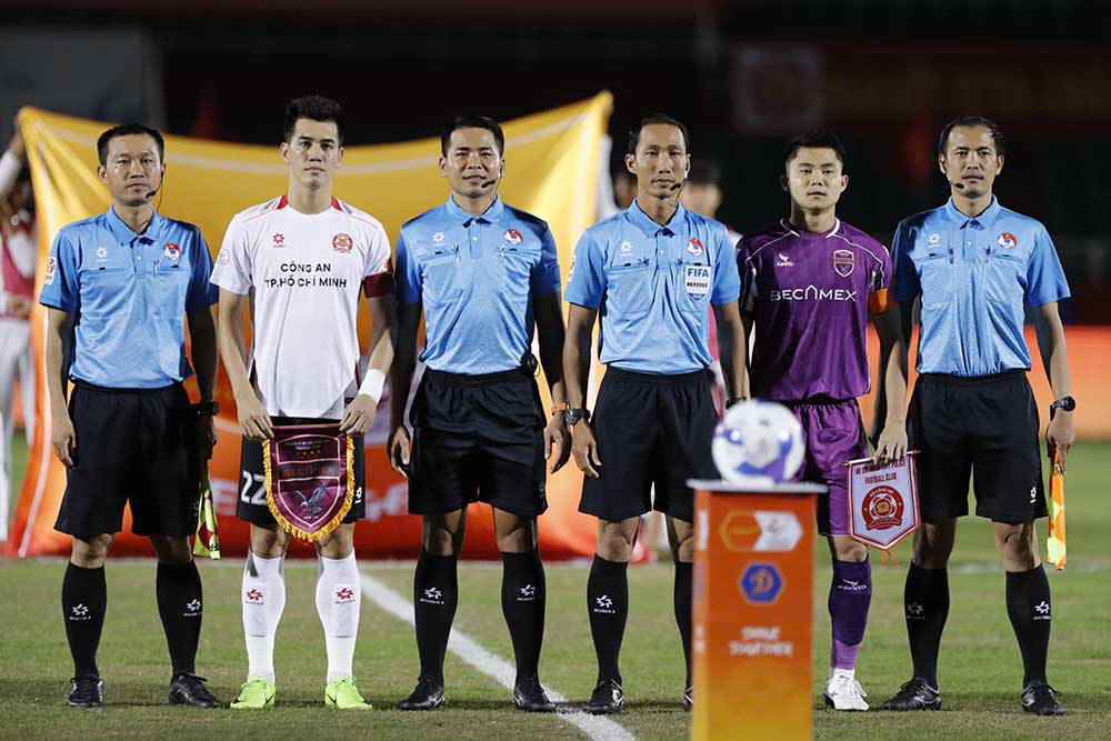 Tối 1.3, đội Công an TPHCM (áo trắng) có cuộc tiếp đón Becamex TPHCM ở lượt trận vòng 14 V.League 2025-2026. Tiến Linh và các đồng đội được kì vọng sẽ giành trọn 3 điểm sau chuỗi thời gian thi đấu không hiệu quả.