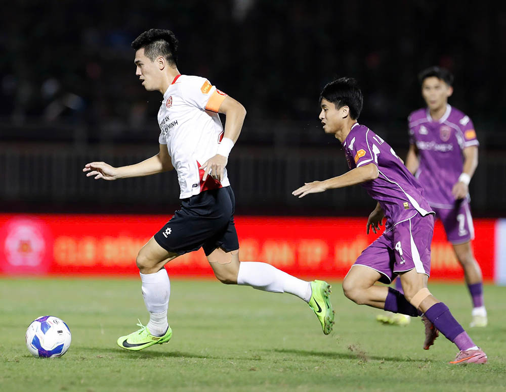 Bước vào trận đấu, Công an TPHCM là đội kiểm soát tốt thế trận. Đội chủ sân Thống Nhất tạo ra nhiều cơ hội ngay sau tiếng còi khai cuộc.