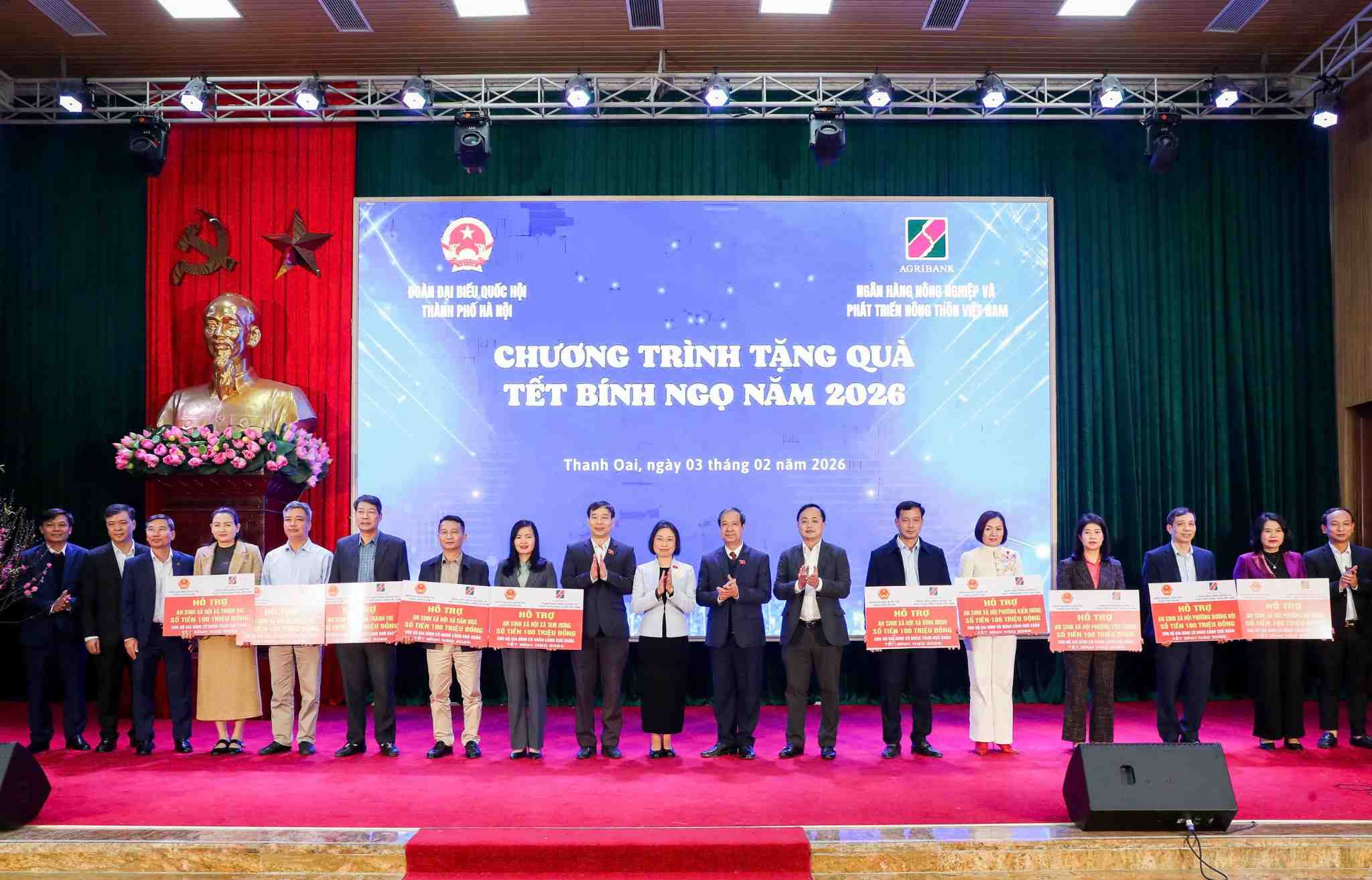 Đồng chí Tô Huy Vũ – Bí thư Đảng ủy, Chủ tịch Hội đồng thành viên Agribank (thứ 7 từ phải sang) và Đoàn đại biểu Quốc hội Thành phố Hà Nội trao hỗ trợ công tác an sinh xã hội, chung tay vì người nghèo, đối tượng chính sách nhân dịp Xuân Bính Ngọ 2026. Ảnh: Agribank