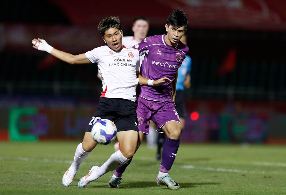 Hàng công đội Công an TPHCM (áo trắng) thi đấu kém hiệu quả trước Becamex TPHCM. Ảnh: Thanh Vũ