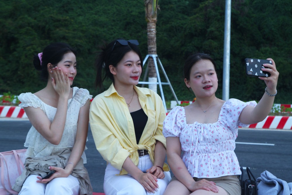 Lien Chieu Port (Hai Van ward, Da Nang city) suddenly became a new check-in point sought after by many young people and tourists. Photo: Thanh Huyen