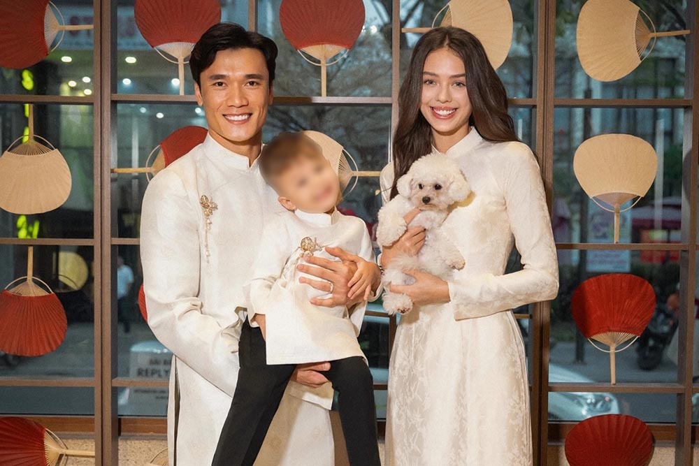 Goalkeeper Bui Tien Dung - Dianka and their son Danil. Photo: Cut from video