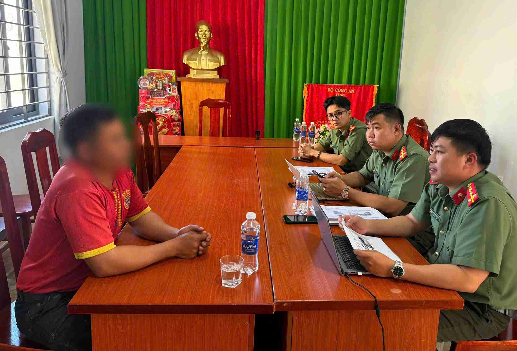 Công an tỉnh Lâm Đồng đấu tranh, xử lý các đối tượng đăng tải thông tin xuyên tạc, sai sự thật trên không gian mạng. Ảnh: Công an cung cấp 