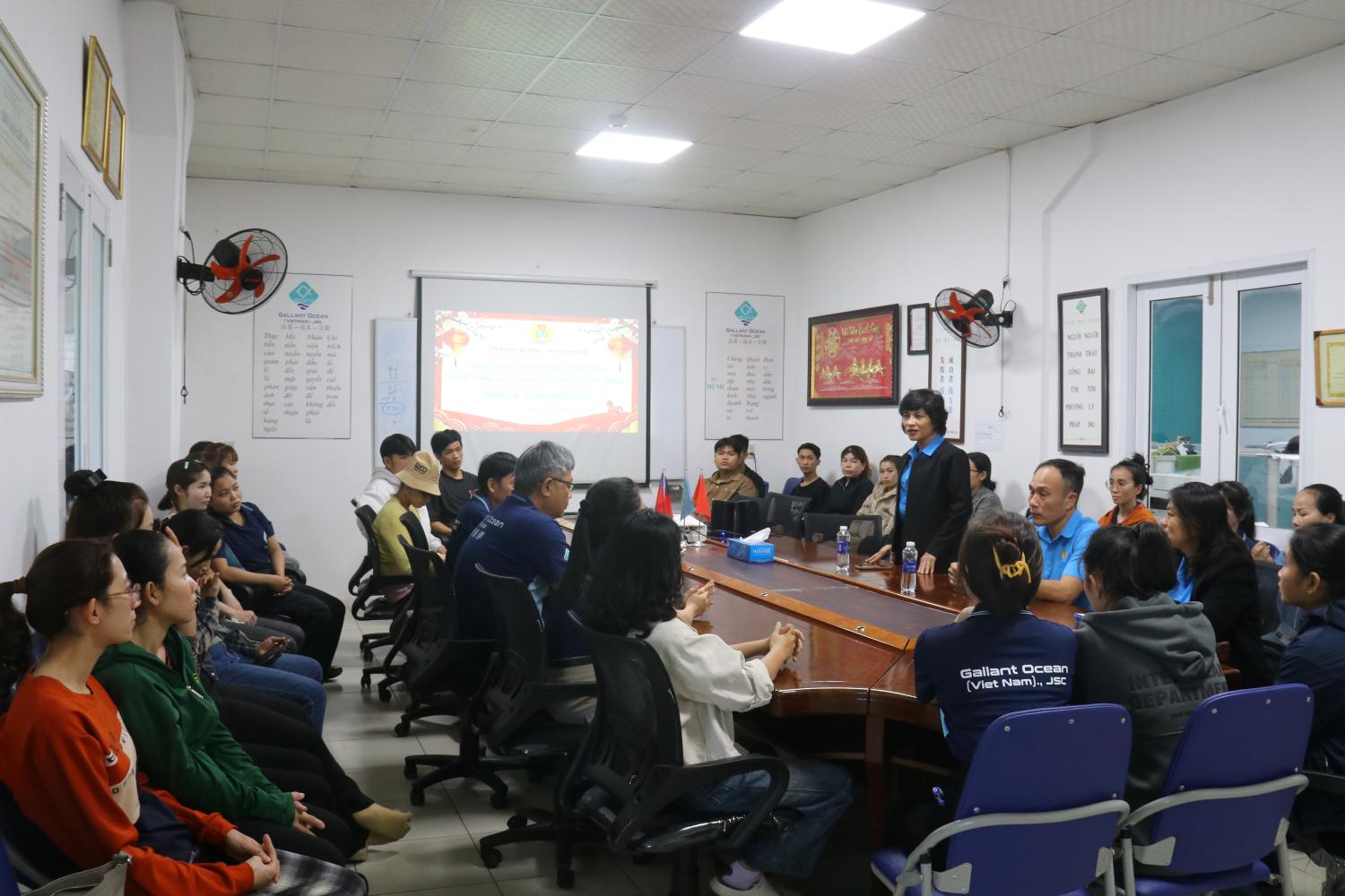 Các cán bộ công đoàn Khánh Hòa tham gia nắm bắt tình hình lương thưởng của đoàn viên tại doanh nghiệp dịp cuối năm và trao quà tết hỗ trợ đoàn viên khó khăn. Ảnh: Phương Linh