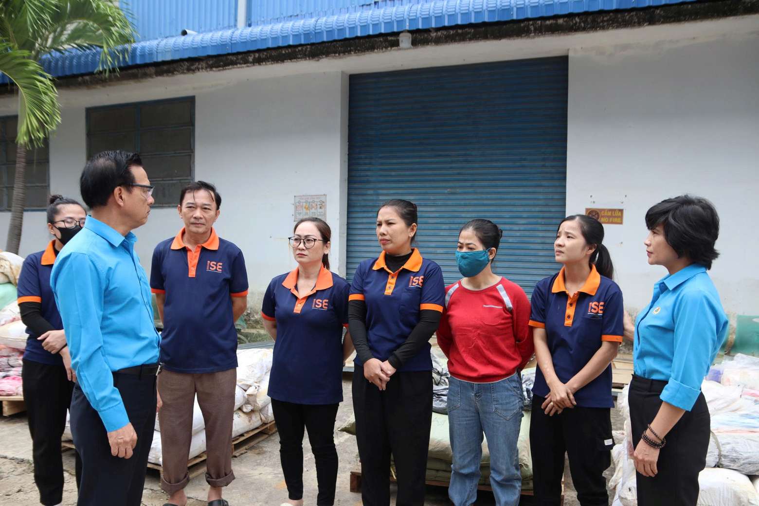 Lãnh đạo Công đoàn Khánh Hòa có mặt kịp thời nắm bắt tình hình thiệt hại, ảnh hưởng việc làm và hỗ trợ đoàn viên sau trận lũ lịch sử tháng 11.2025. Ảnh: Phương Linh