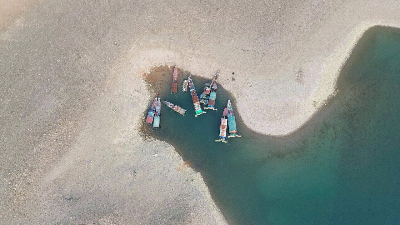 Tàu thuyền neo đậu giữa những cồn cát. Ảnh: Minh Nguyễn