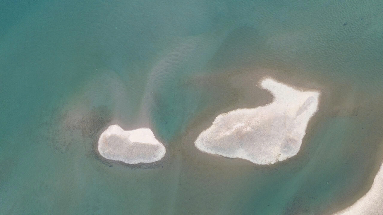 Cồn cát lộ rõ giữa lòng sông Đà đoạn hạ du Thủy điện Hòa Bình.Ảnh: Minh Nguyễn