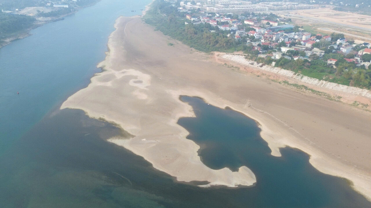 Sông Đà cạn nước giữa mùa mưa, để lộ nhiều cồn cát dưới chân Thủy điện Hòa Bình. Ảnh: Minh Nguyễn