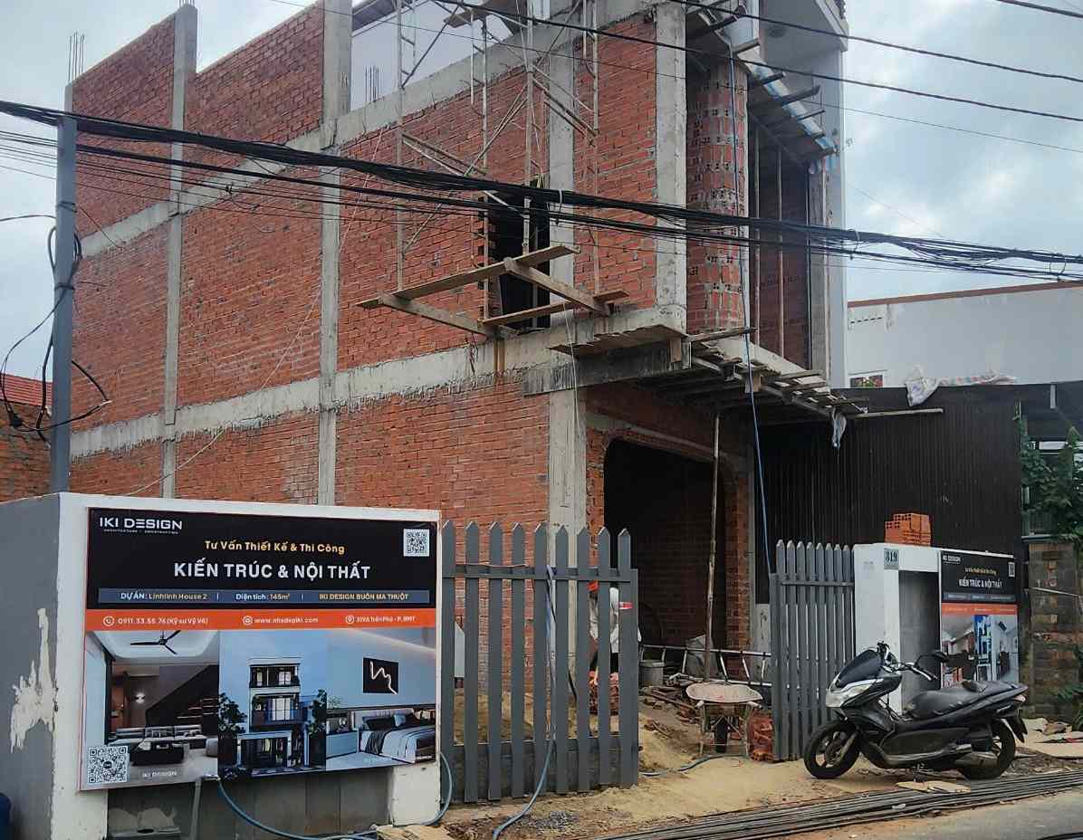 Construction material prices in Dak Lak province are fluctuating sharply after gasoline and oil prices increased sharply in recent days. Photo: Bao Trung