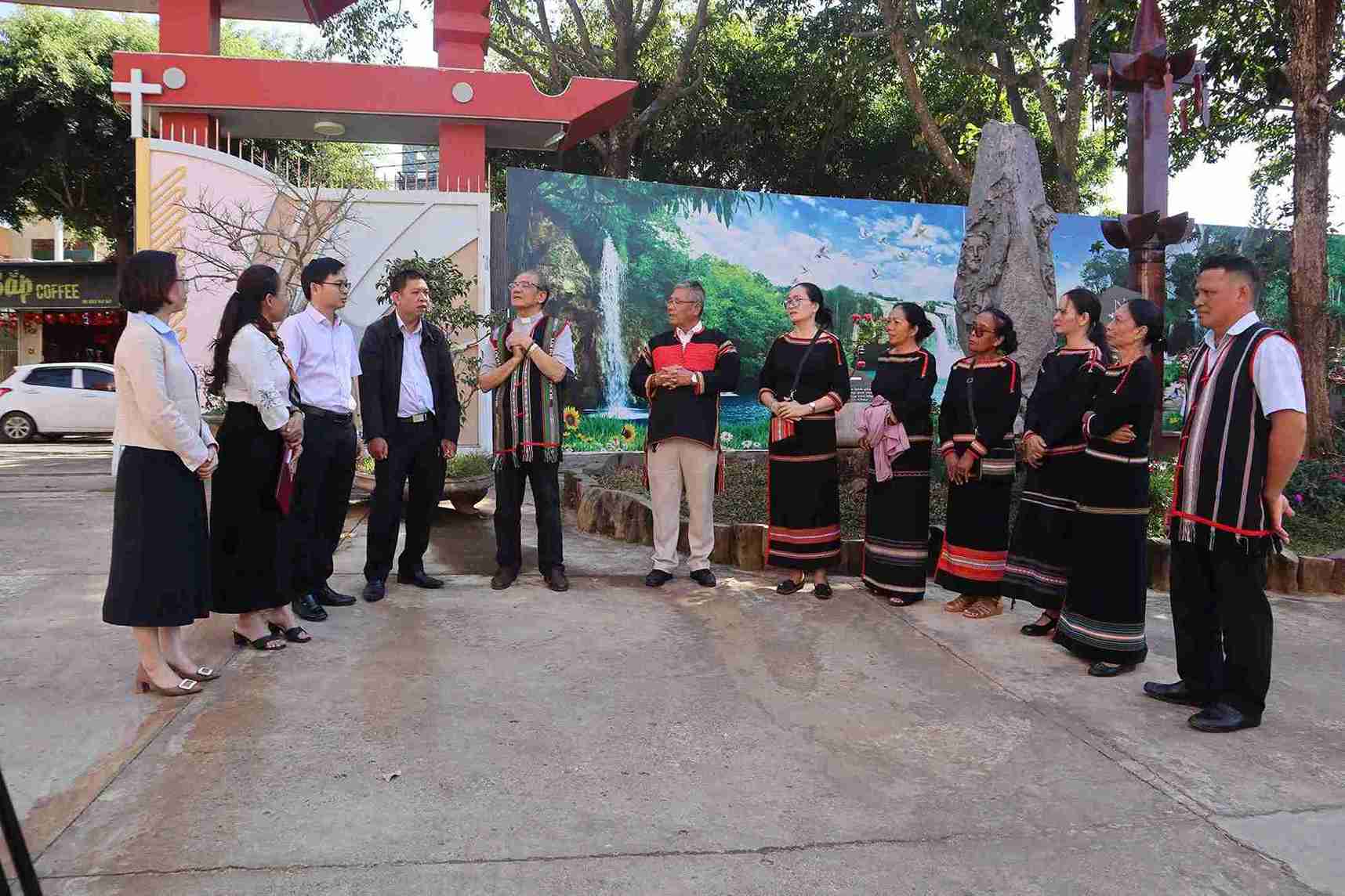 Người dân được tuyên truyền, chia sẻ thông tin về bầu cử. Ảnh: Bảo Trung