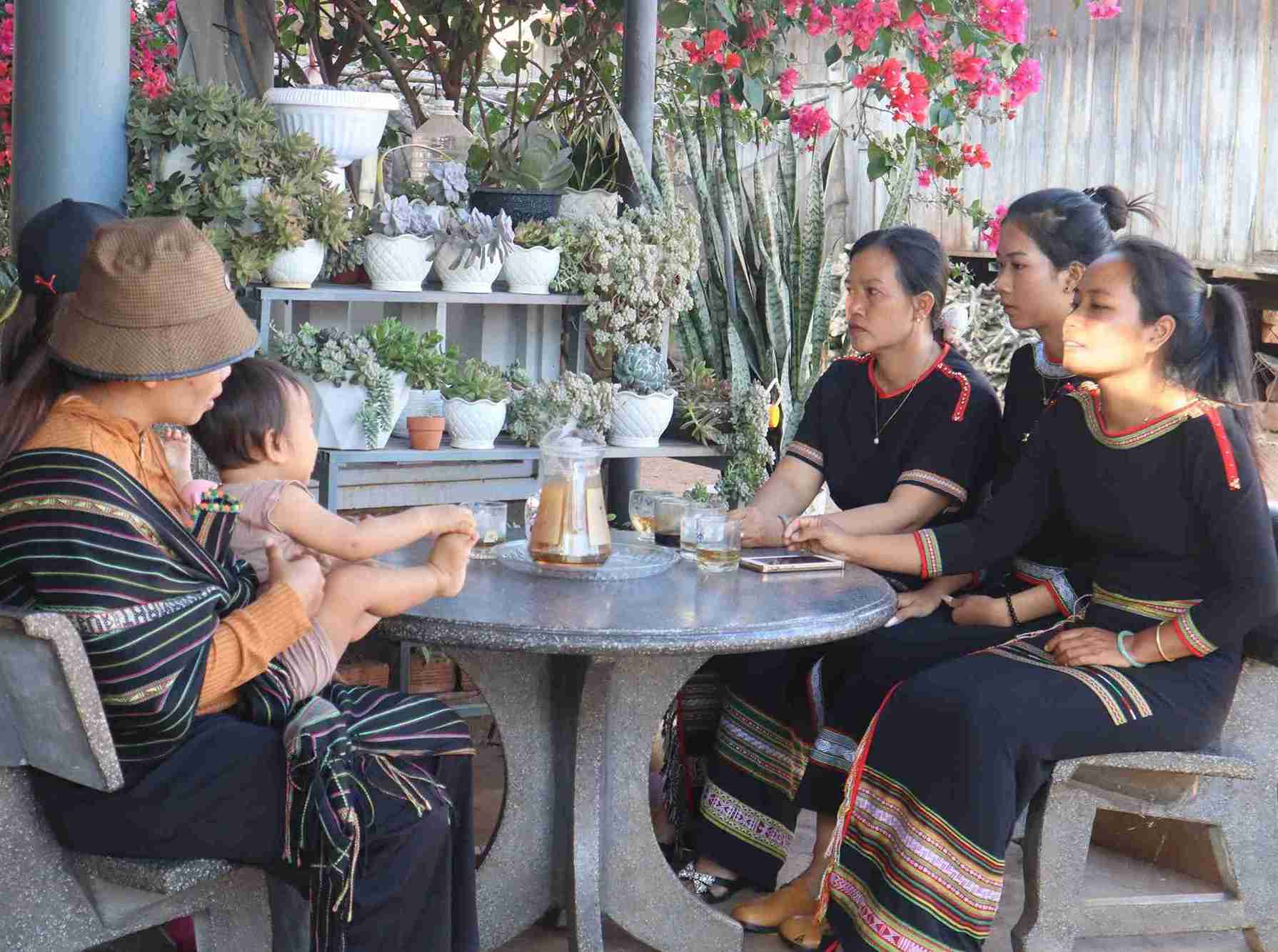 Không khí về đợt bầu cử sắp tới được thông tin, lan tỏa tới từng hộ dân. Ảnh: Bảo Trung