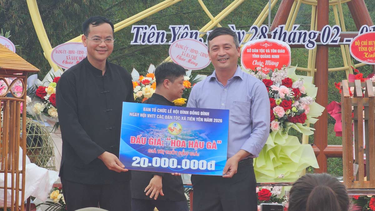 The person who successfully auctioned "Hoa hậu gà" at the "King of Chicken" Tien Yen Contest in 2026. Photo: Doan Hung.