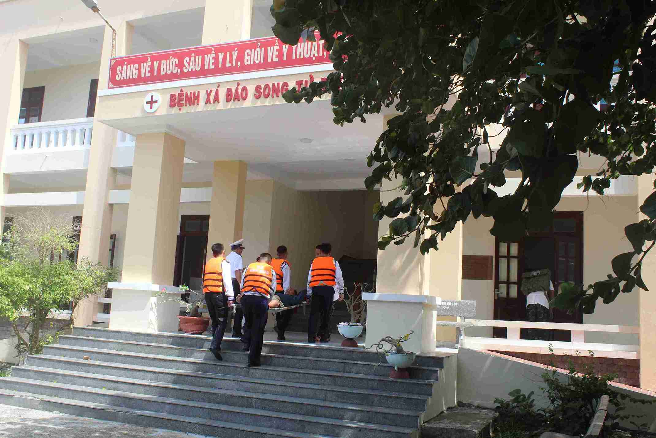 Les pêcheurs souffrant de décompression lors de la plongée sous-marine sont secourus par les forces médicales militaires sur l'île de Song Tử Tây. Photo: Thành Vũ