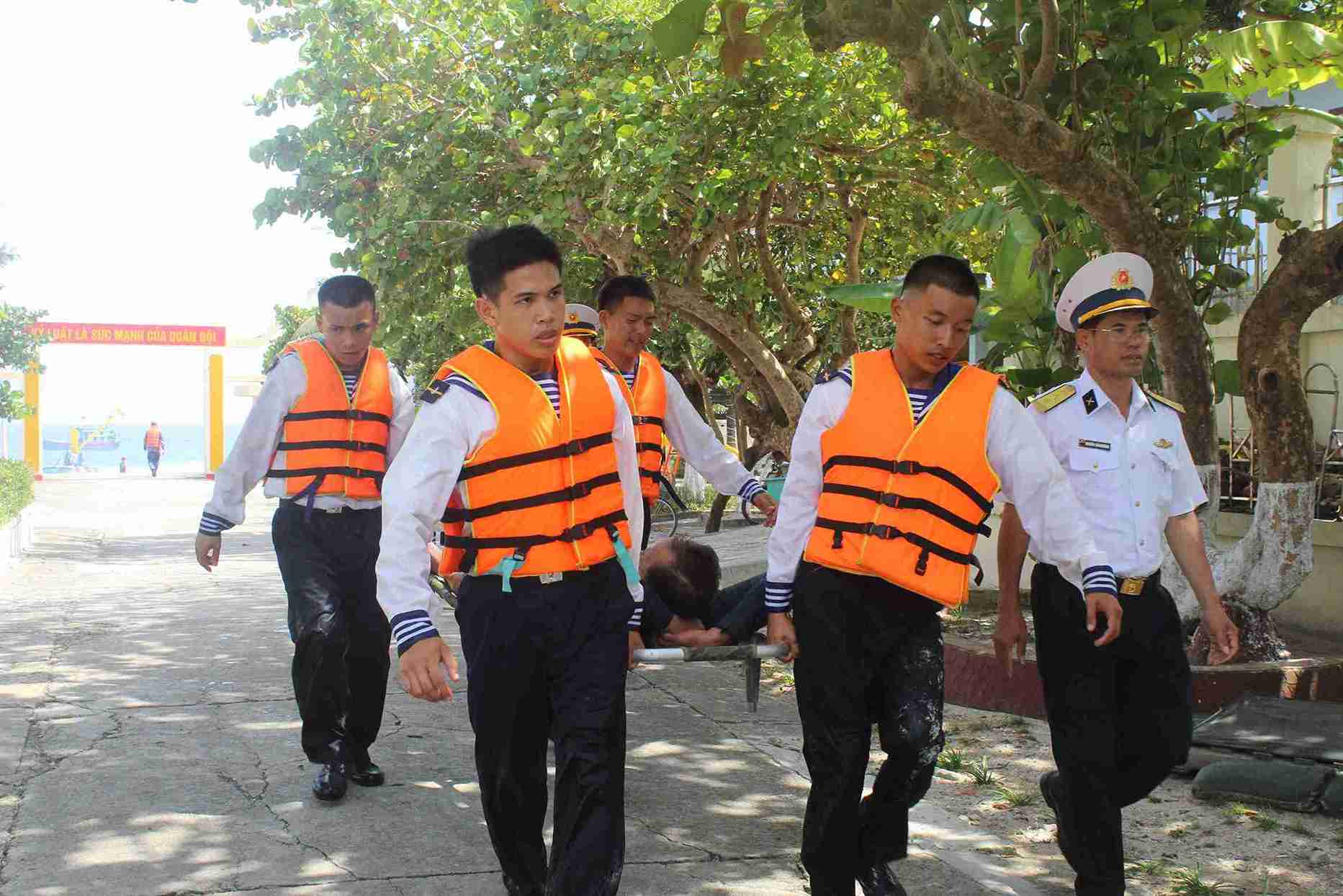 Ngư dân gặp nạn được cán bộ chiến sĩ đưa vào bệnh xá cấp cứu. Ảnh: Thành Vũ