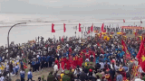Overwhelmed by the scene of thousands of people participating in snatching fortune on the coast of Nghe An. Photo: Dai Cuong