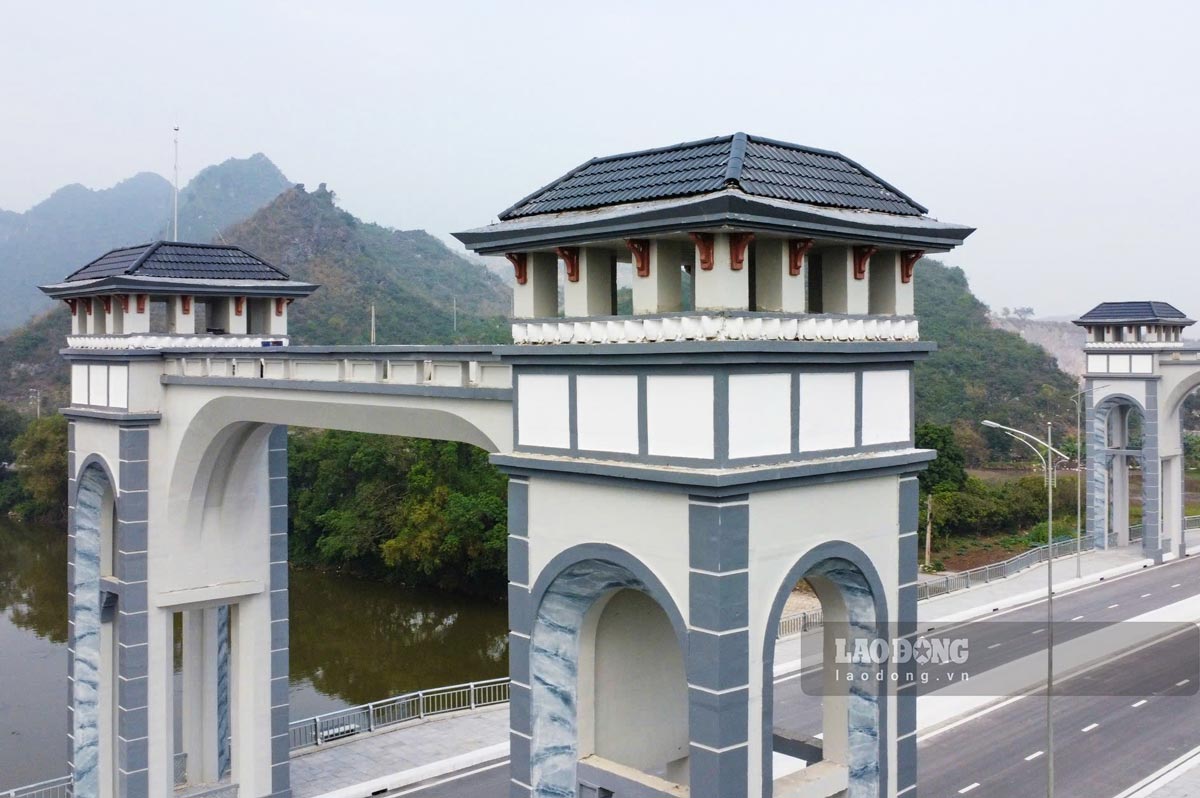 Điểm nhấn kiến trúc của cầu Tân Lang là cặp tháp vọng cảnh được xây đối xứng hai bên trụ cầu. Ảnh: Lương Hà